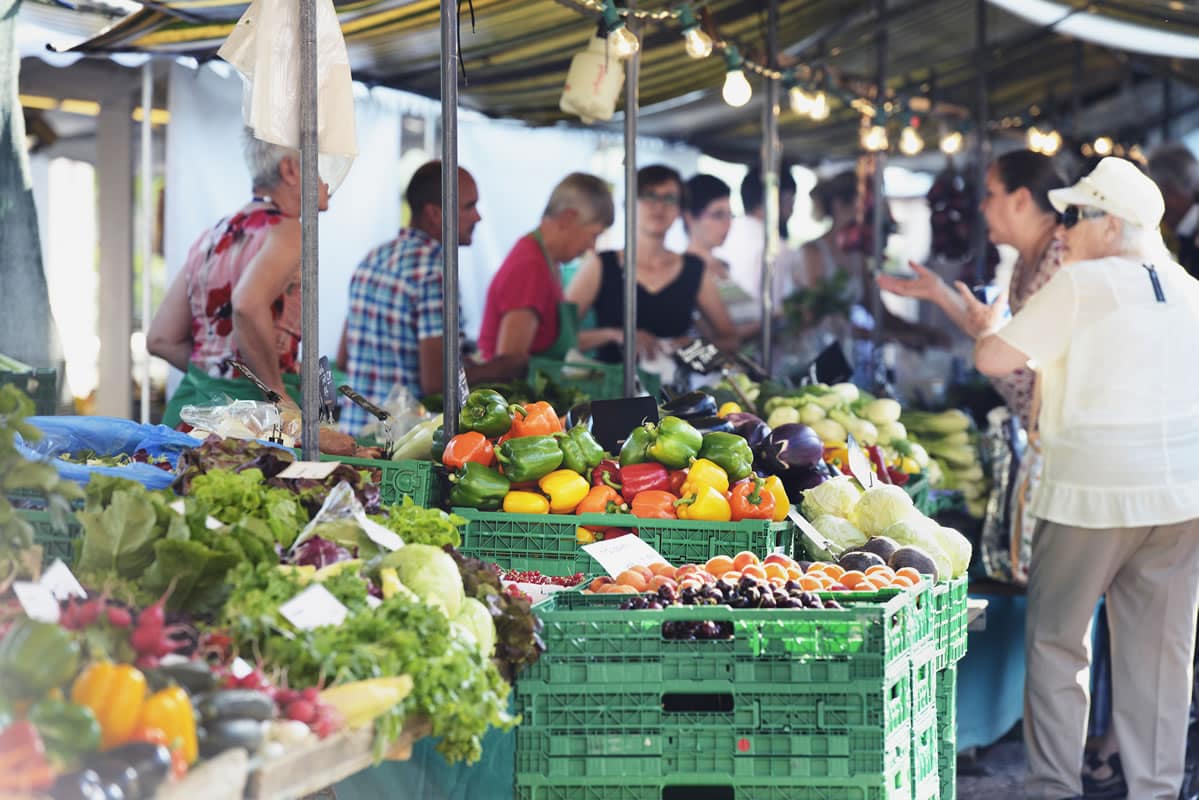Frisches Obst und Gemüse auf dem Wochenmarkt in Oerlikon