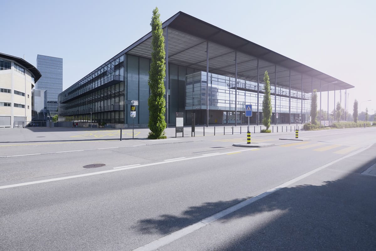Aussenansicht eines Messegebäudes in Zürich Oerlikon